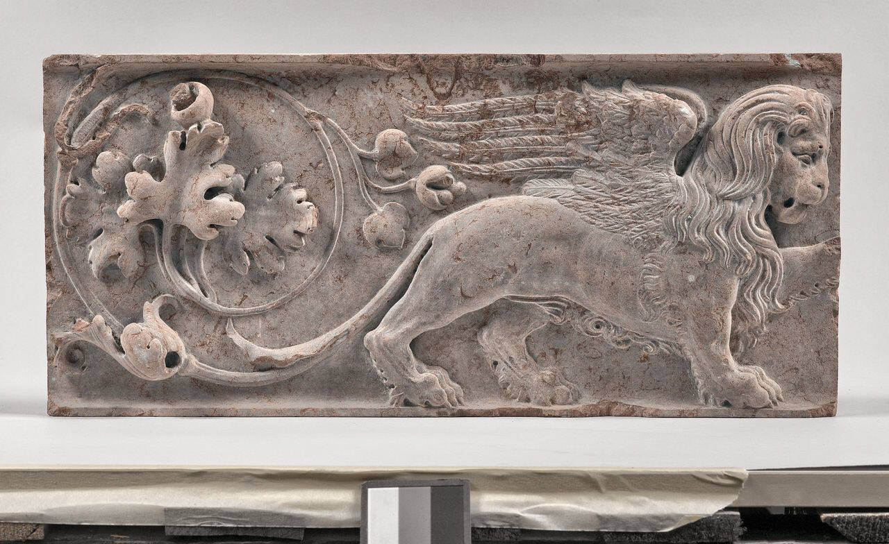 Lastra con grifone volto a destra (lastra, rilievo) di Scultore - ambito italiano (inizio sec. XVI)
