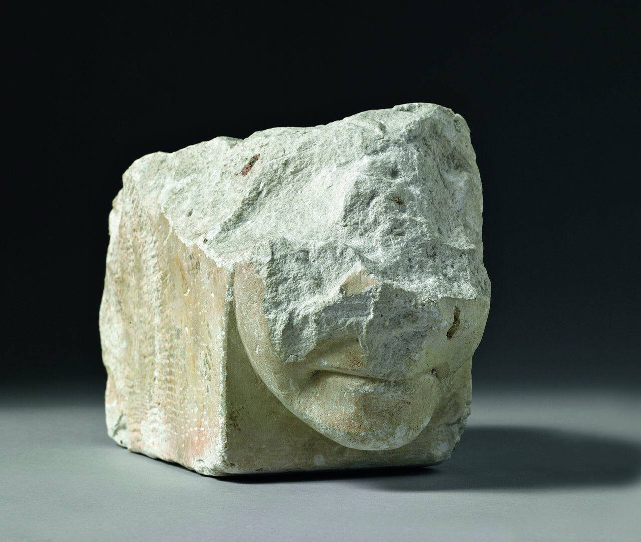 Mensola con protome umana frammentaria (mensola, frammento di) di Maestro del sorriso (terzo quarto sec. XIII)