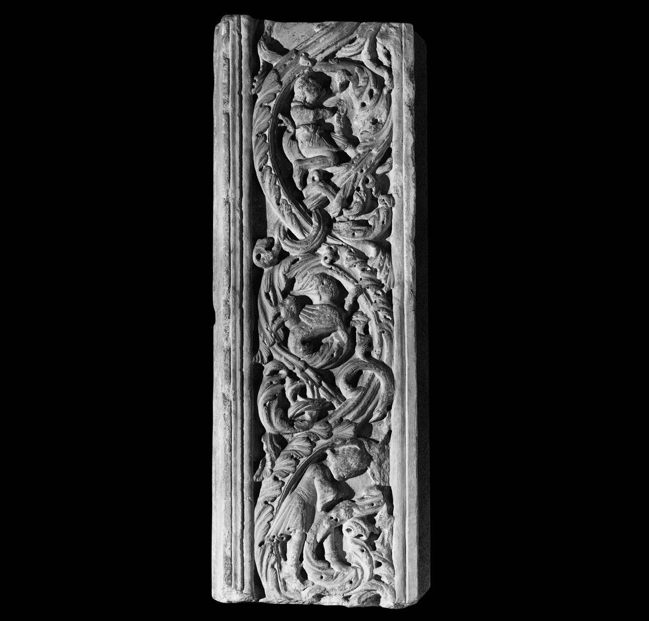 Stipite con girali e due figure (stipite, parte di) di Wiligèlmo (Viligèlmo) (primo quarto sec. XII)