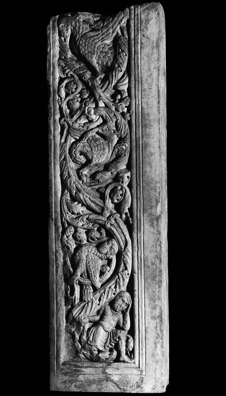 Stipite con girali e una figura (stipite, frammento di) di Wiligèlmo (Viligèlmo) (primo quarto sec. XII)