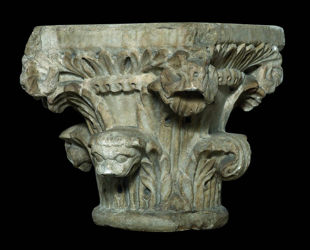 Capitello a doppio ordine di foglie d'acanto e albero di palma? (capitello) di Scultore - ambito lombardo (metà sec. XIII)