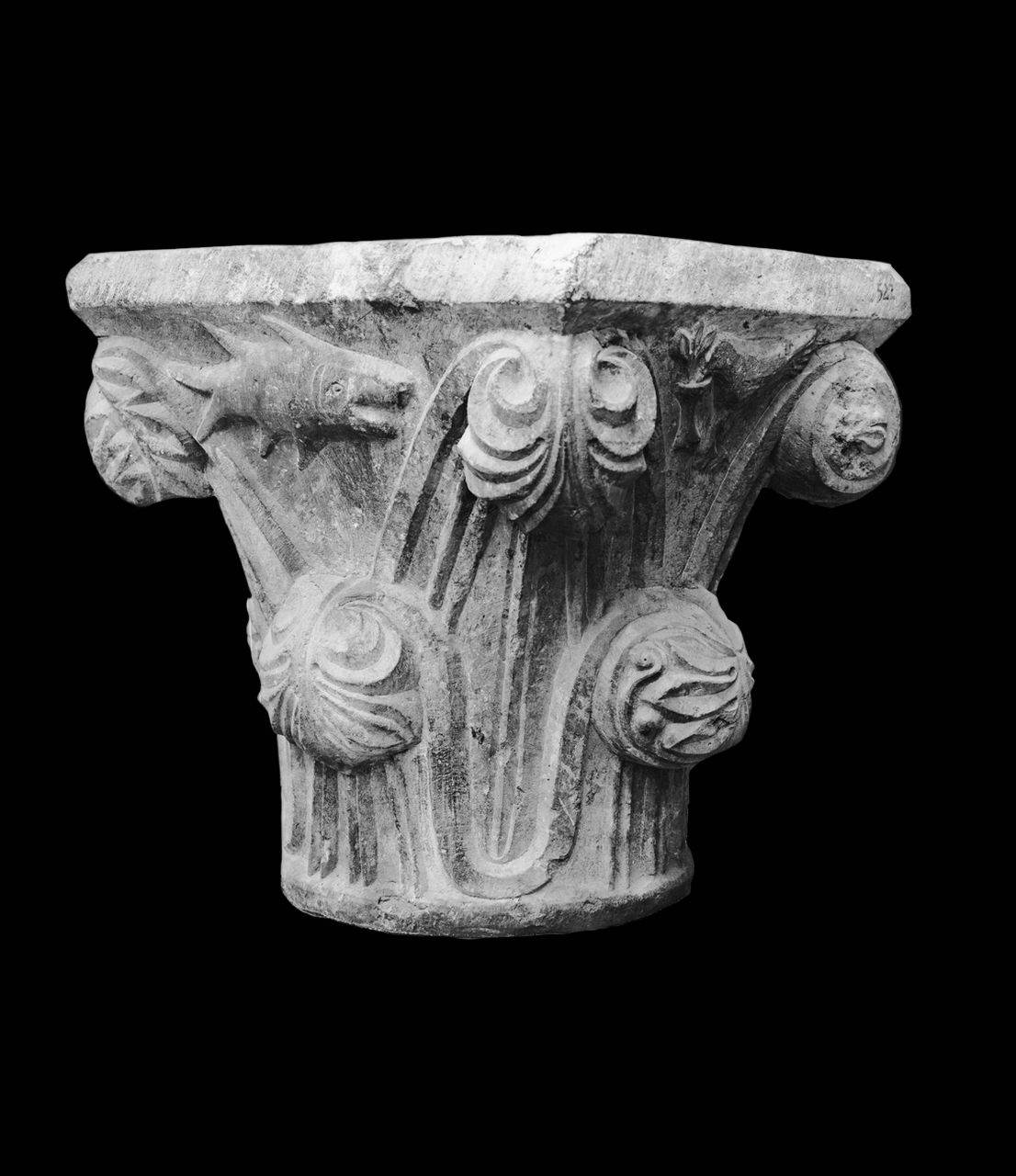Capitello a crochet figurato con quattro animali (capitello) di Scultore - ambito lombardo (seconda metà sec. XIII)