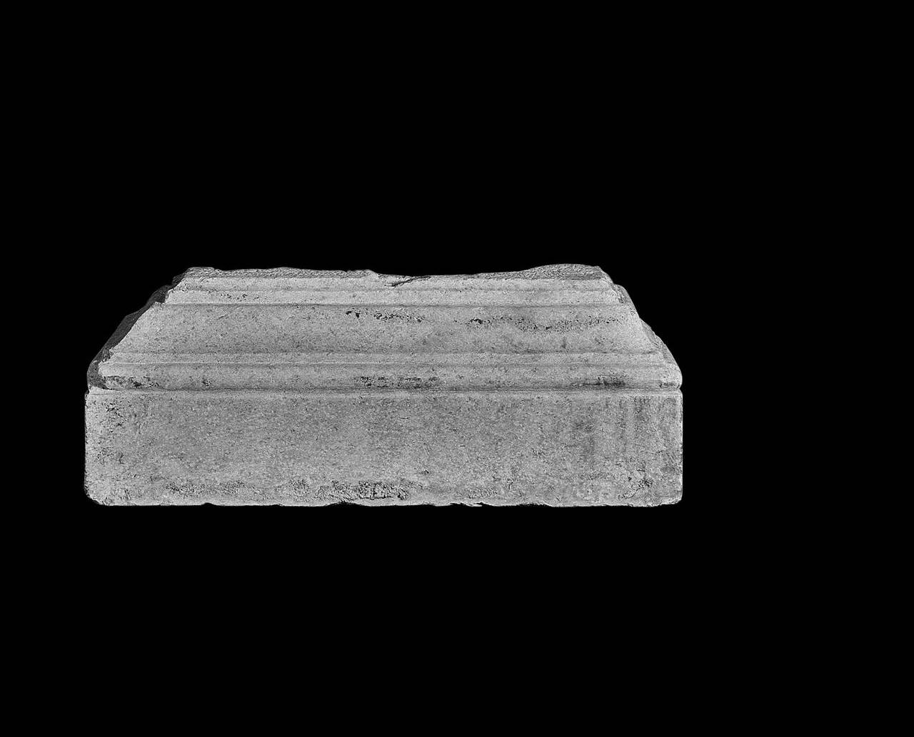 Base di lesena (base) di Scultore - ambito lombardo (sec. XIV)