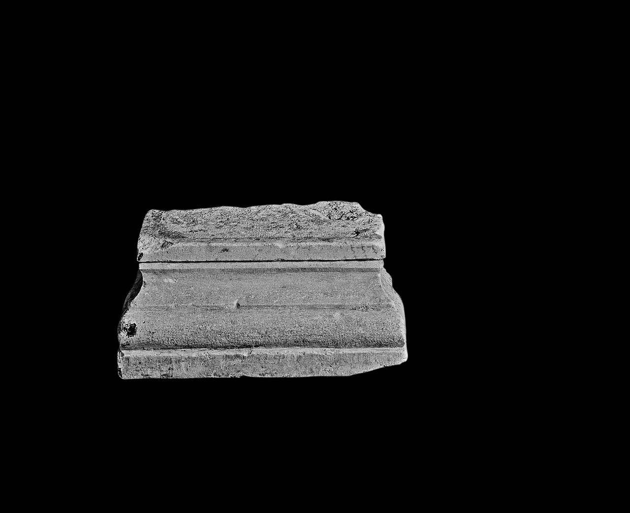 Base frammentaria di pilastro (base di pilastro, parte di) di Scultore - ambito lombardo (fine-prima metà sec. XIII sec. XII)