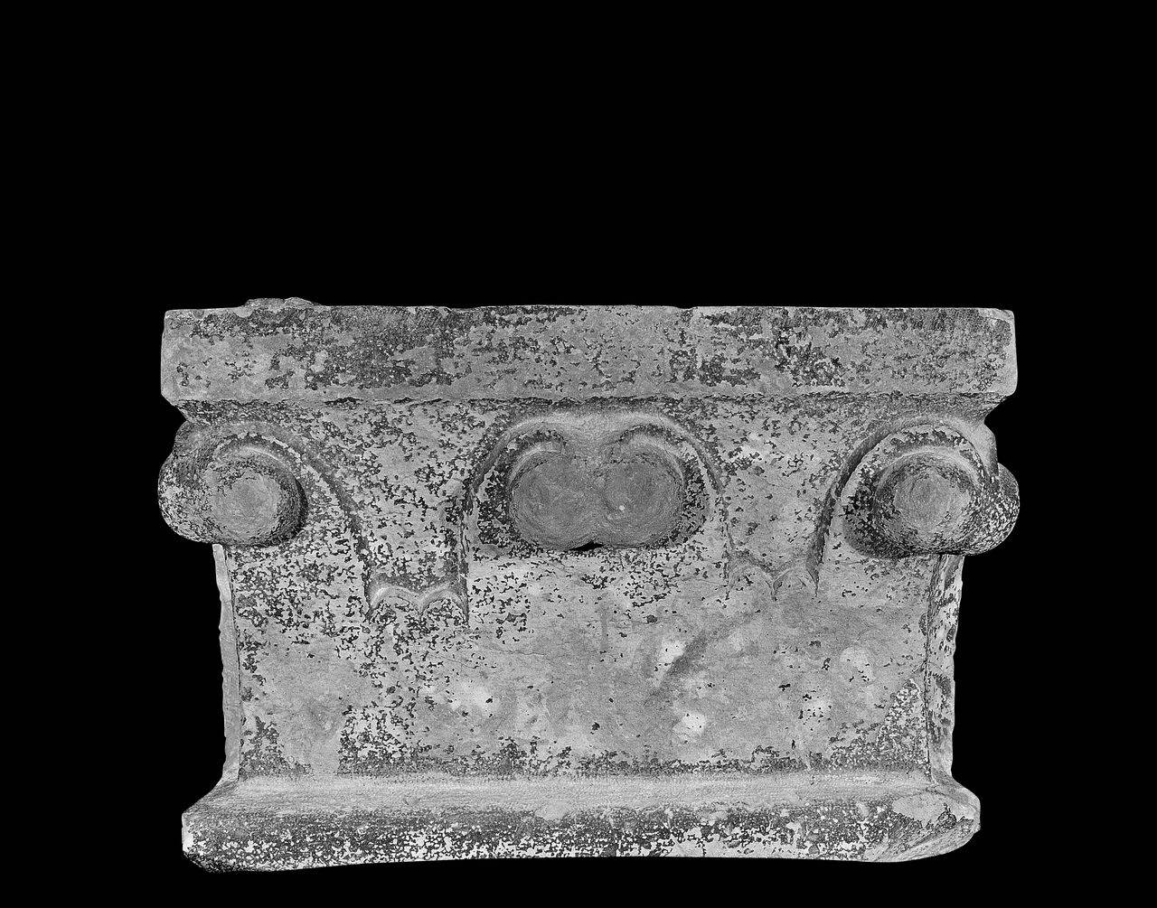 Capitello di pilastro con foglie d'acqua a bulbo (capitello di pilastro) di Scultore - ambito lombardo (fine/ inizio sec. XII)