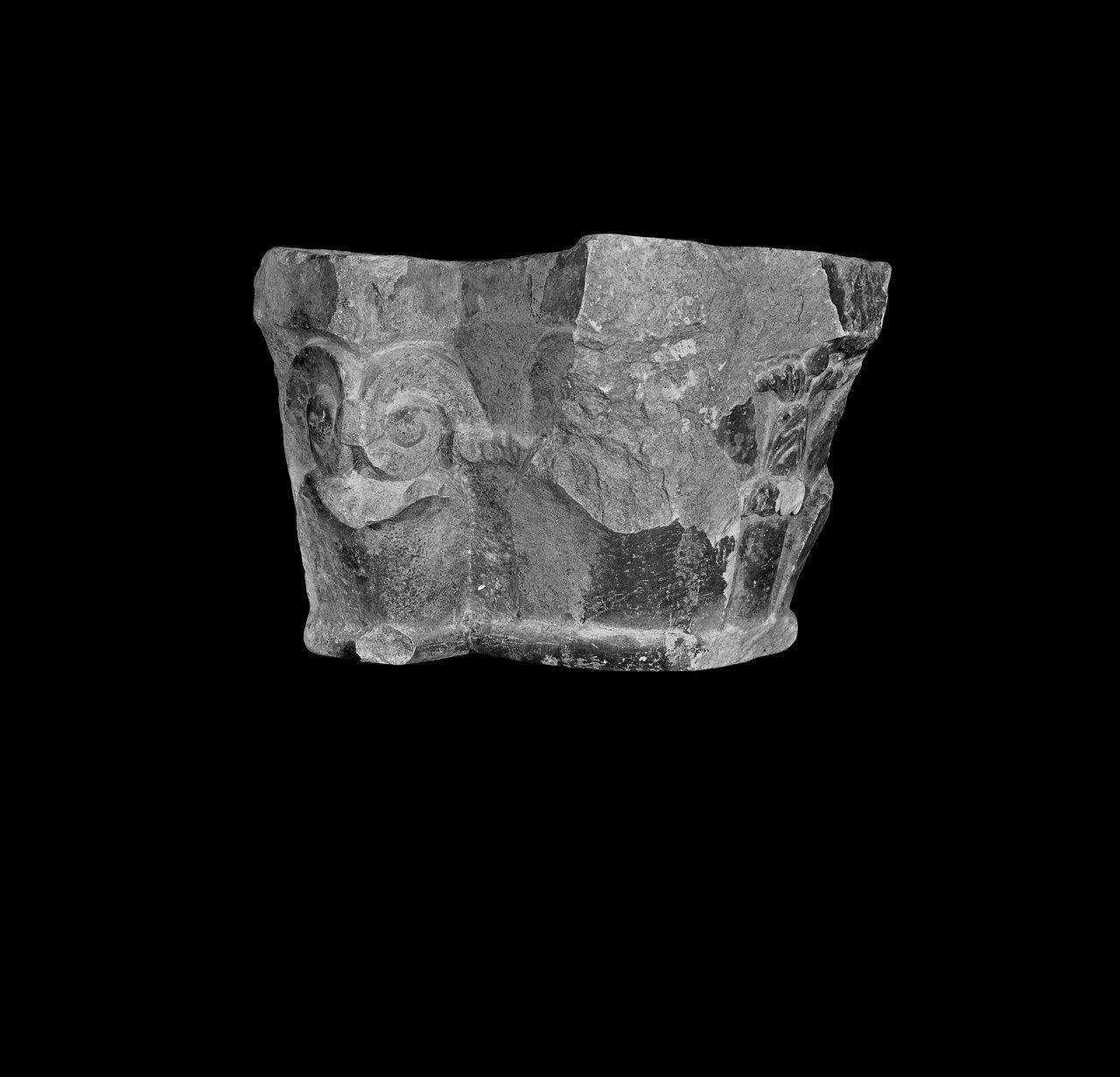Capitello angolare (capitello angolare) di Scultore - ambito lombardo (fine-prima metà sec. XIII sec. XII)