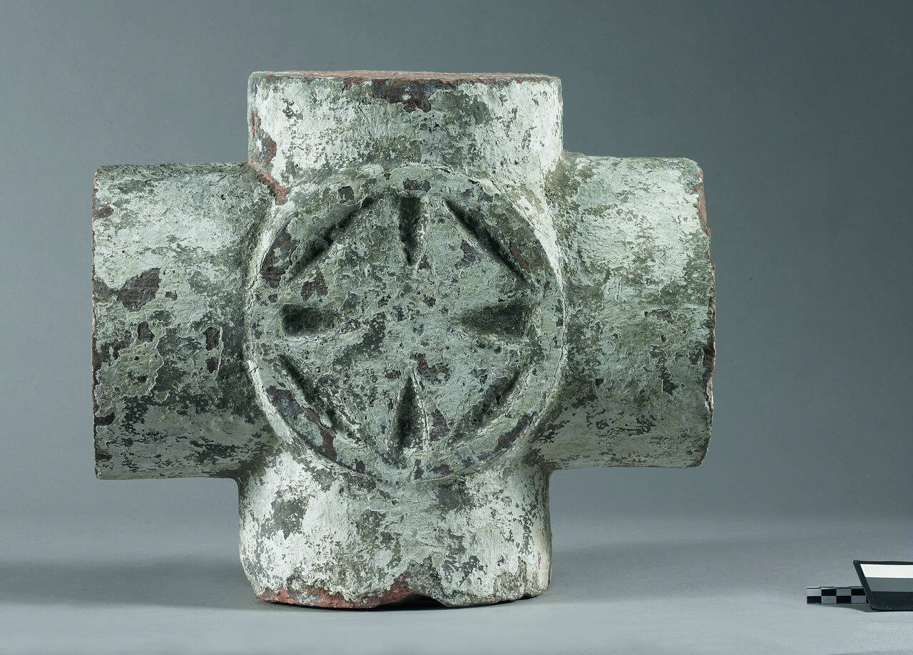 Chiave di volta con croce greca (chiave di volta) di Scultore - ambito lombardo (fine-prima metà sec. XIII sec. XII)