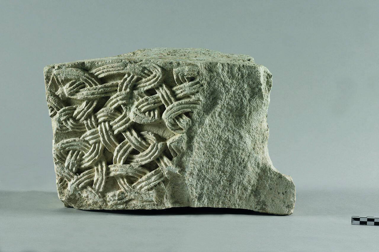 Archivolto con modulo di intreccio a nastro trisolcato, frammentario (archivolto, parte di) di Scultore - ambito lombardo (fine/ inizio sec. XI)