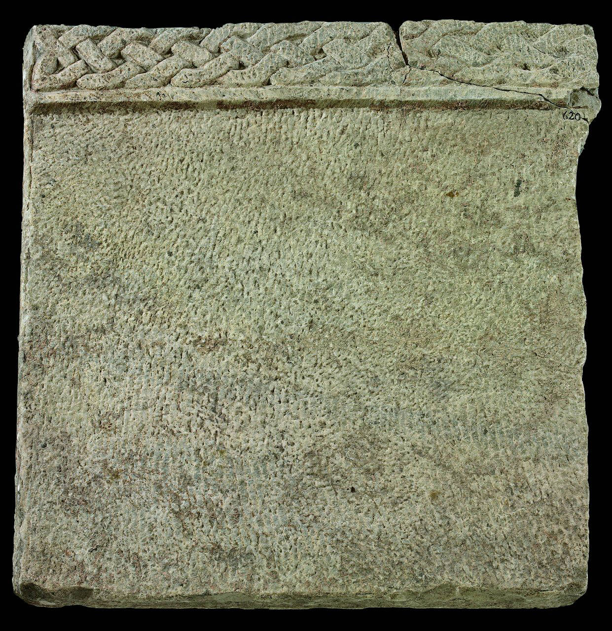 Parapetto con bordo superiore aggettante decorato con nastro intrecciato (transenna) di Scultore - ambito lombardo (sec. IX)