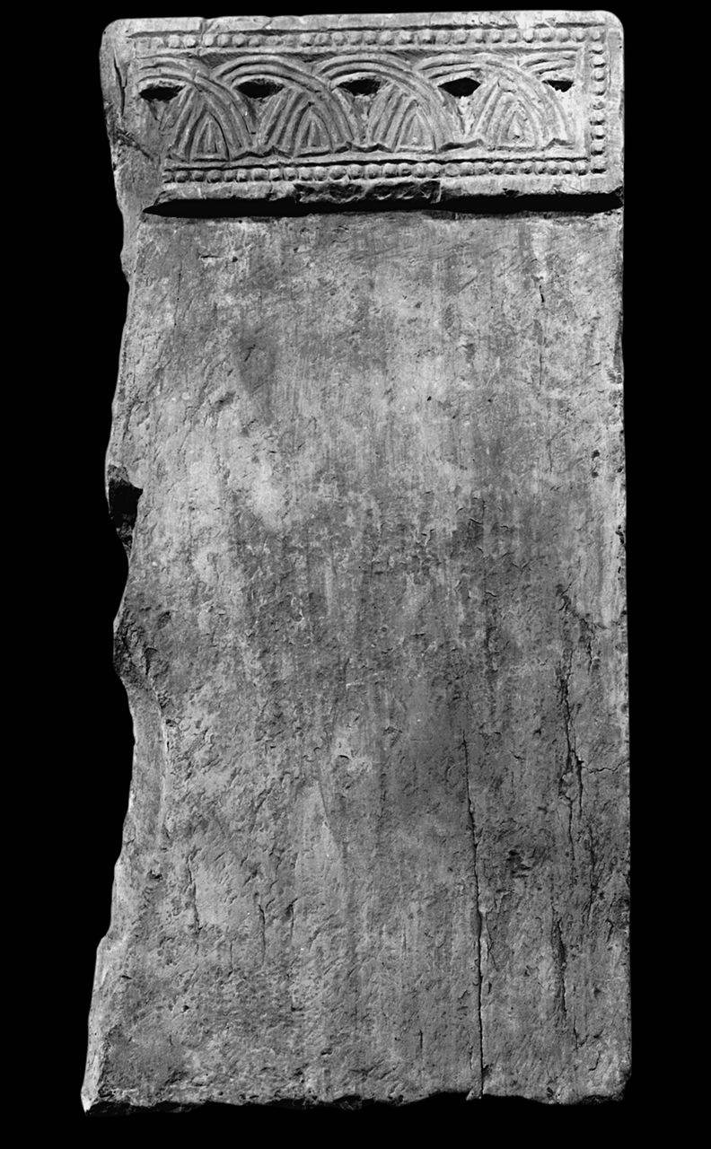 Transenna con bordo superiore aggettante decorata ad archetti intrecciati entro listello a perline (transenna, frammento di) di Scultore - ambito lombardo (sec. VIII)