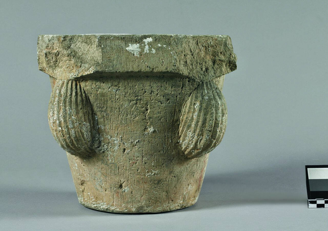 Capitello con ornati a conchiglia (capitello) di Scultore - ambito lombardo (fine sec. XI)
