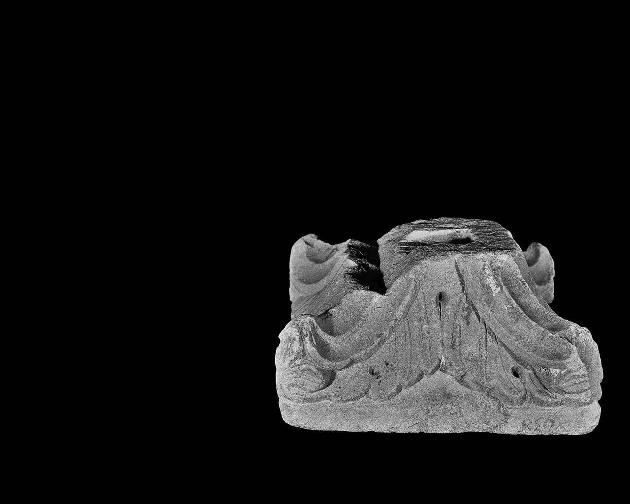 Capitello a un ordine con foglie nervate, frammento di (capitello, parte di) di Scultore - ambito lombardo (prima metà sec. XII)