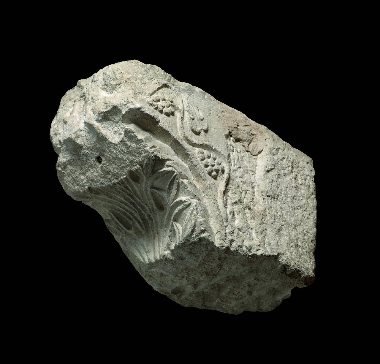 Mensola con foglia frammentaria (mensola) di Scultore - ambito lombardo (prima metà sec. VIII)