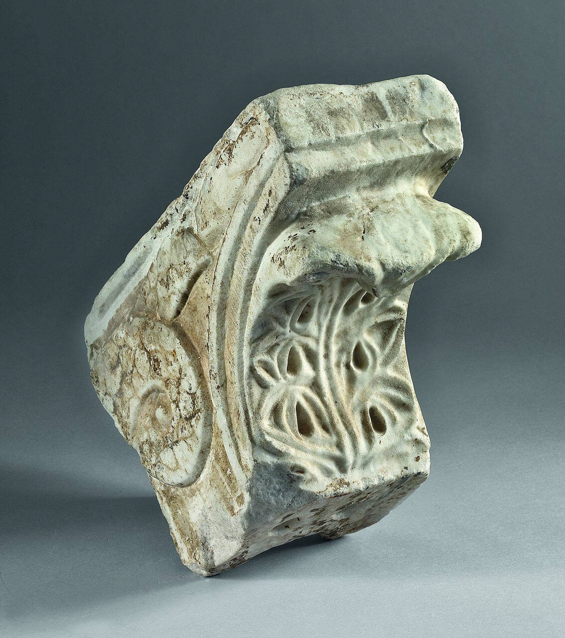 Mensola frammentaria figurata con pistrice? (mensola, frammento di) di Scultore - ambito lombardo (prima metà sec. VIII)