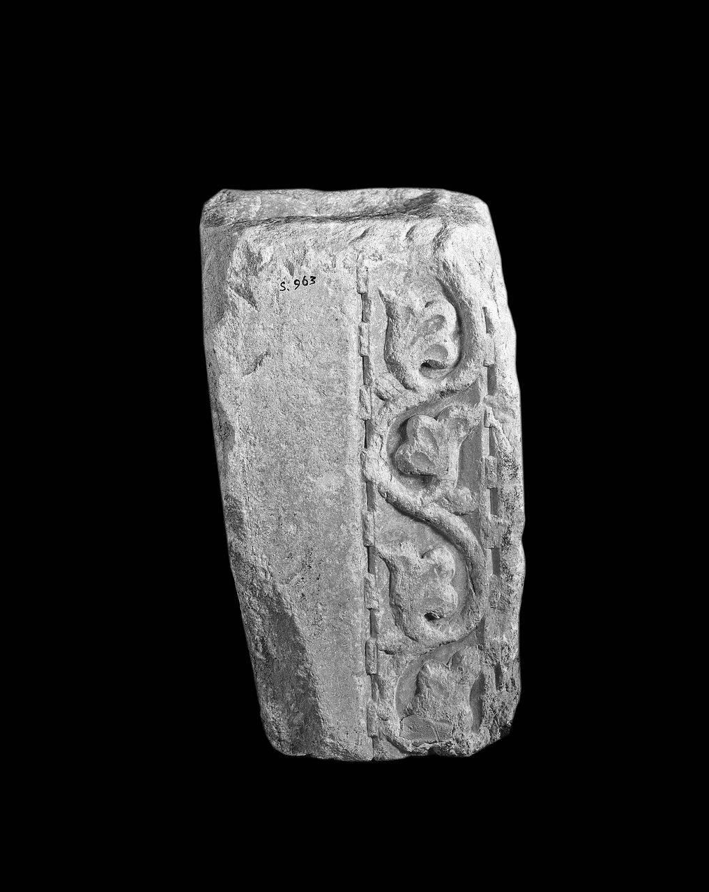 Pilastrino angolare, frammnetario (pilastro angolare, frammento di) di Scultore - ambito lombardo (fine/inizio sec. XI)