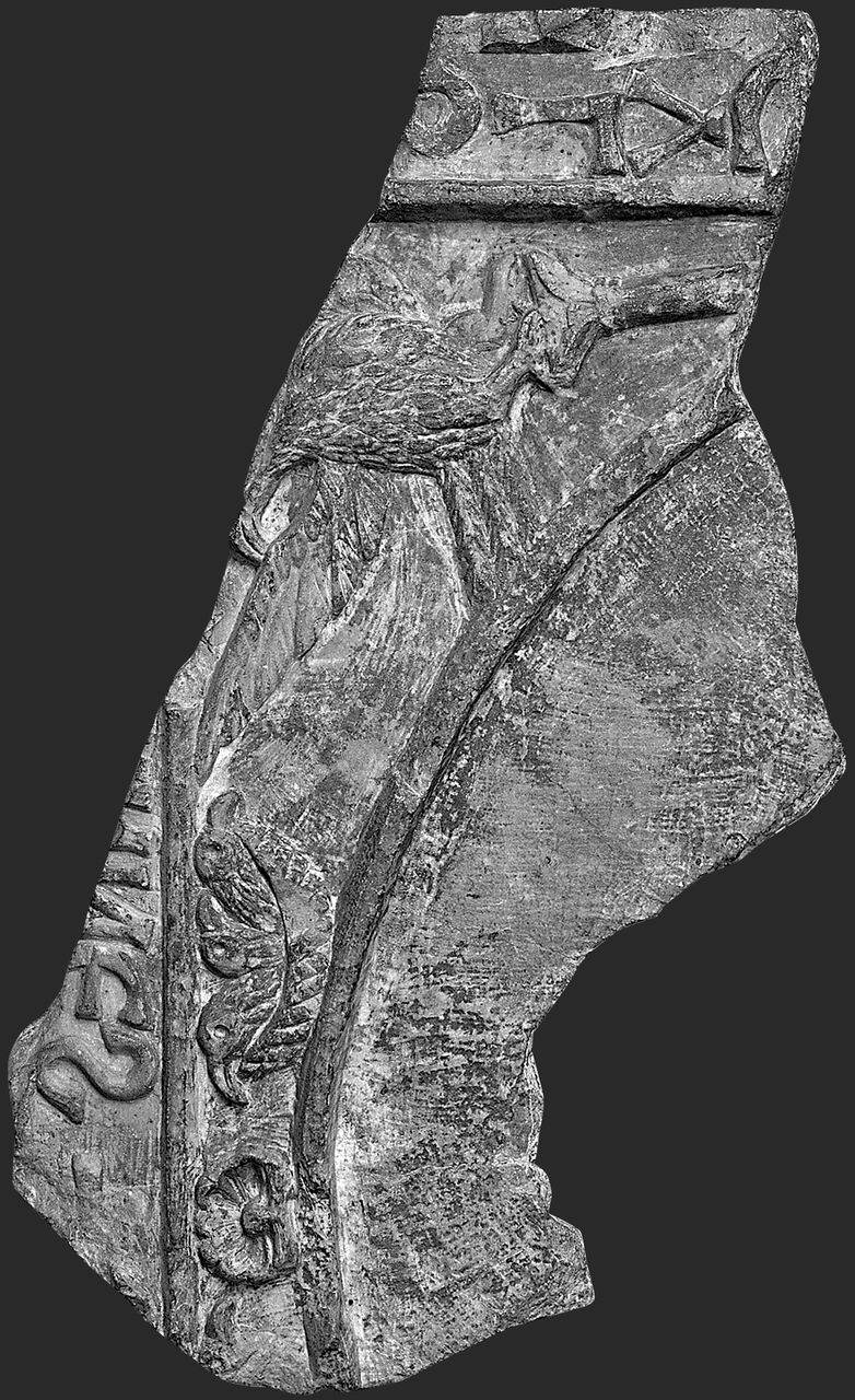 Lastra con angelo in volo, frammento di (lastra, frammento di) di Scultore - ambito lombardo (fine/inizio sec. VII)