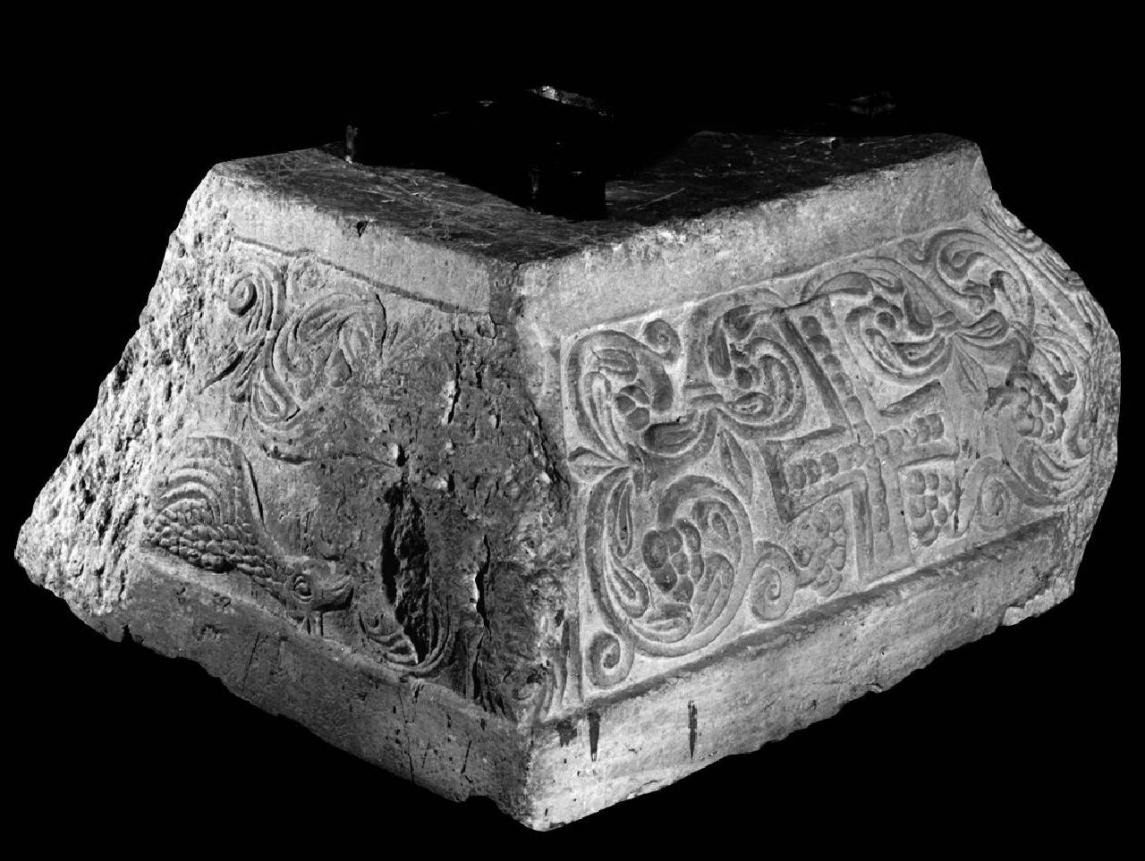 Capitello con croce gemmata e volatile su fianco (capitello) di Scultore - ambito lombardo (prima metà sec. VIII)