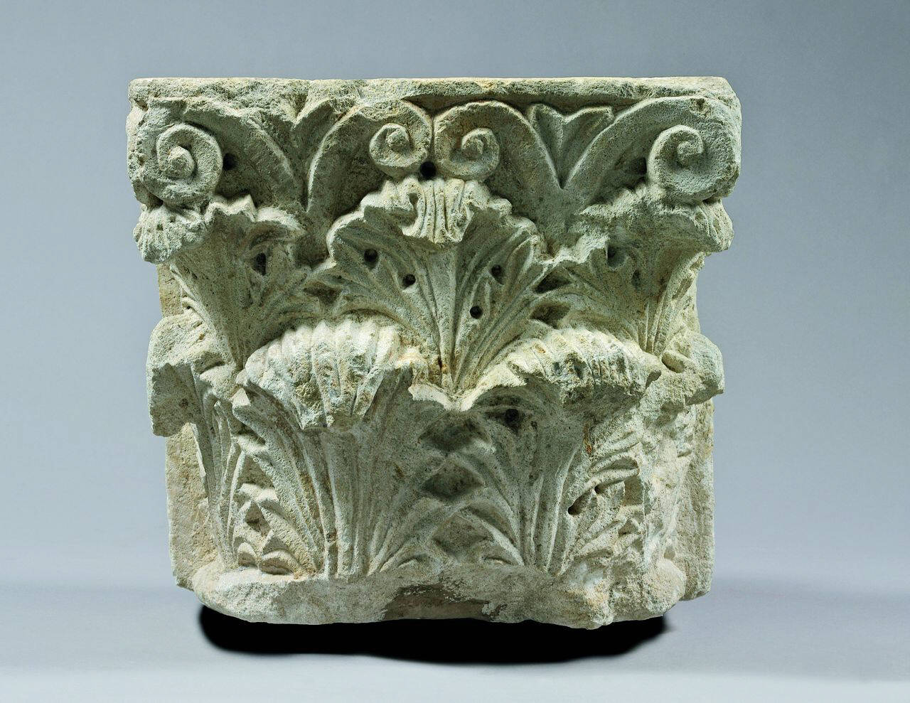 Capitello di semi colonna a un ordine di grandi foglie d'acanto (capitello) di Scultore - ambito lombardo (fine sec. XI)