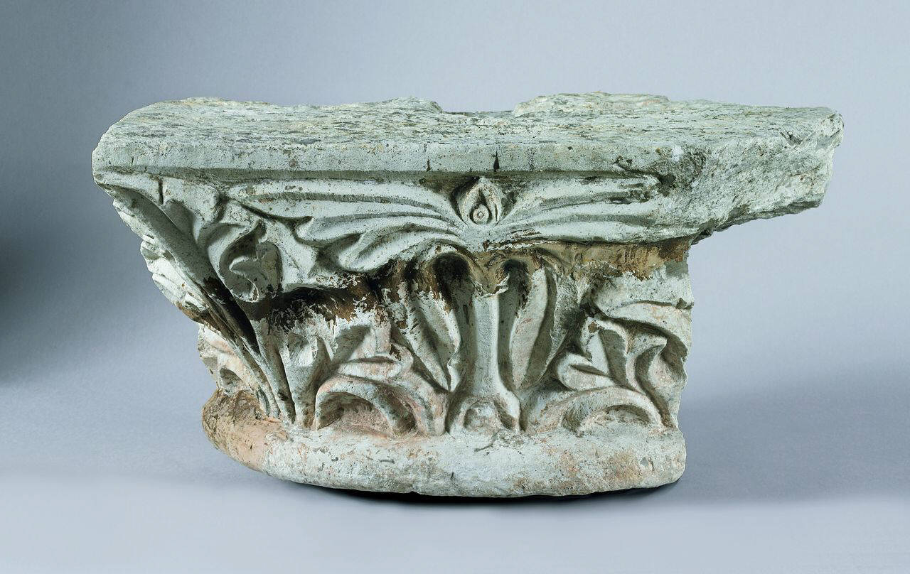 Capitello di semi colonna con "albero della vita" (capitello) di Scultore - ambito lombardo (fine sec. XI)