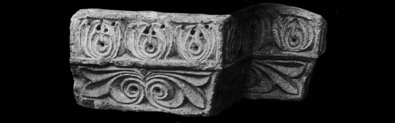 Base d'imposta d'angolo, a due ordini, frammentaria (pulvino) di Scultore - ambito lombardo (fine sec. XI)