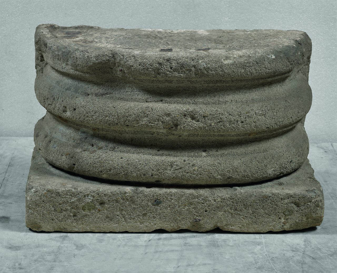 Base di semi colonna a tre tori (base di semi colonna) di Scultore - ambito lombardo (fine sec. XI)