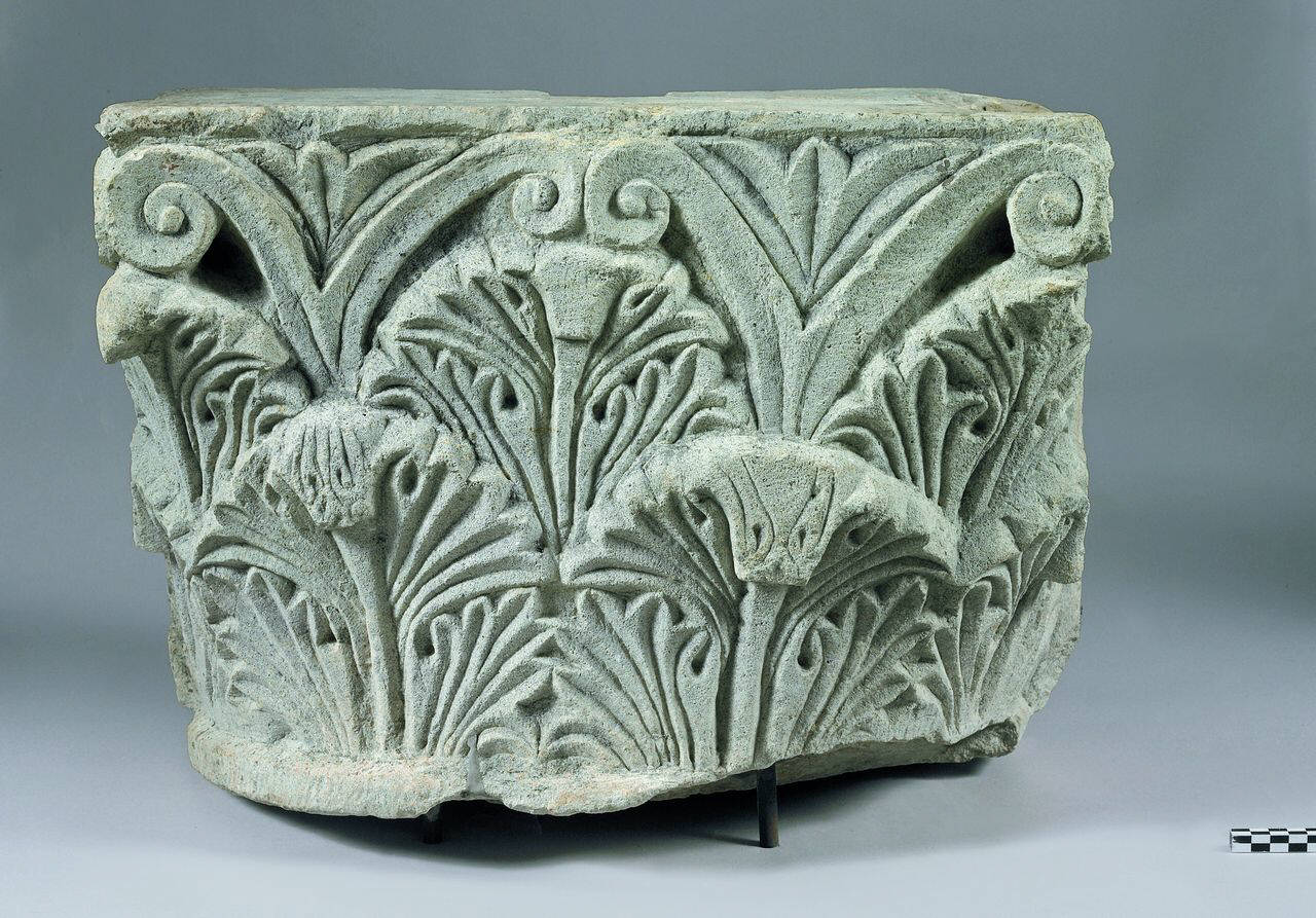 Capitello di semi colonna a due ordini di foglie d'acanto (capitello di semi colonna) di Scultore - ambito lombardo (fine sec. XI)