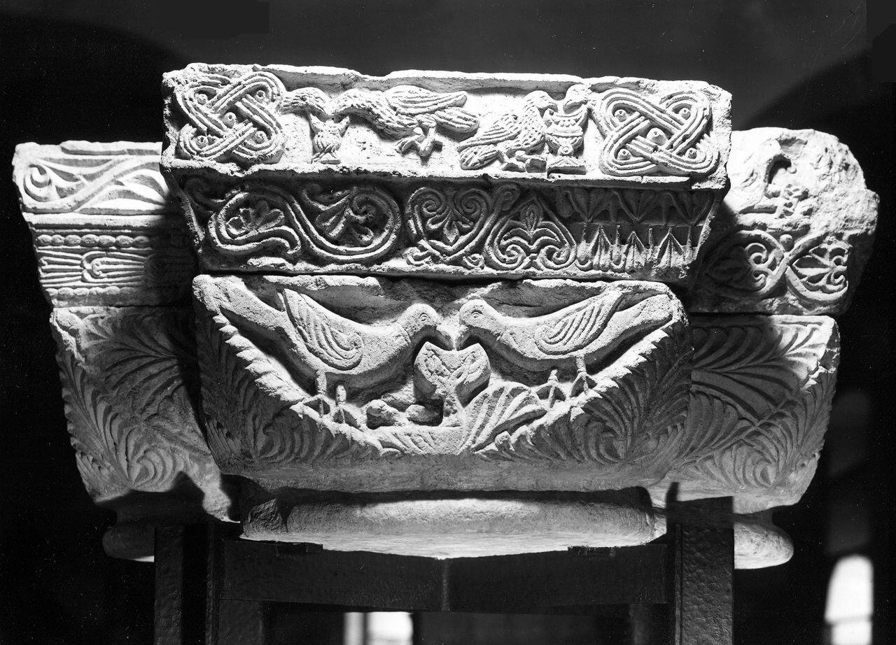 Capitello con coppia di colombe (capitello) di Scultore - ambito lombardo (fine sec. XI)