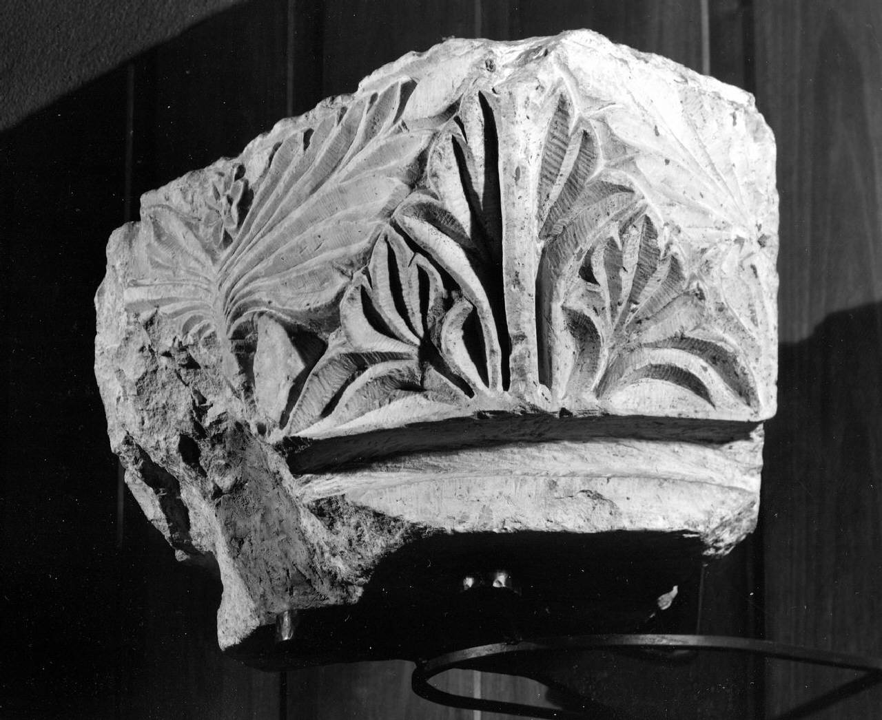 Capitello con cespo di foglie (capitello) di Scultore - ambito lombardo (fine/inizio sec. XI)