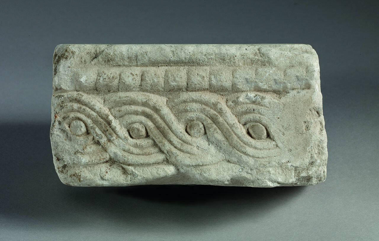 Cornice decorata su una faccia, frammentaria (cornice (?), frammento di) di Scultore - ambito lombardo (fine/ inizio sec. VIII)