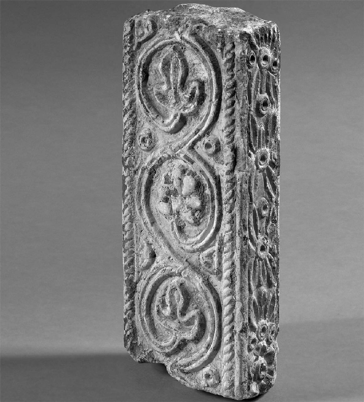 Pilastrino, parte di (pilastrino, frammento di) di Scultore - ambito lombardo (prima metà sec. VIII)