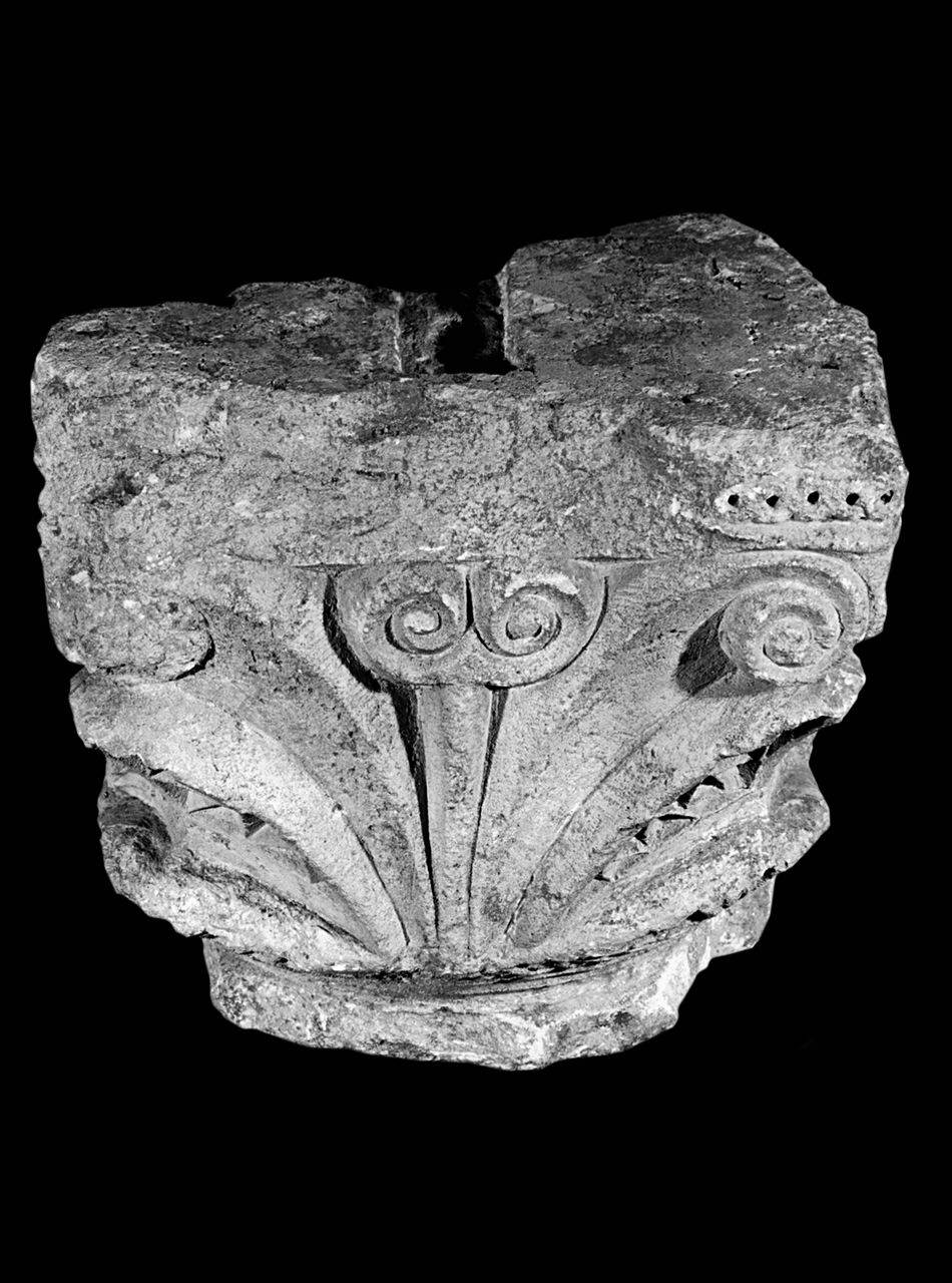 Capitello di semi colonna con coppia di elici al centro (capitello) di Scultore - ambito lombardo (fine sec. XI)