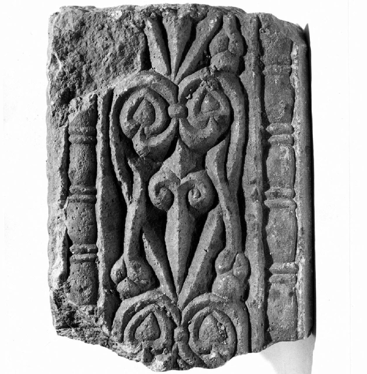 Stipite lavorato su due facce, parte di (stipite, frammento di) di Scultore - ambito lombardo (prima metà sec. VIII)