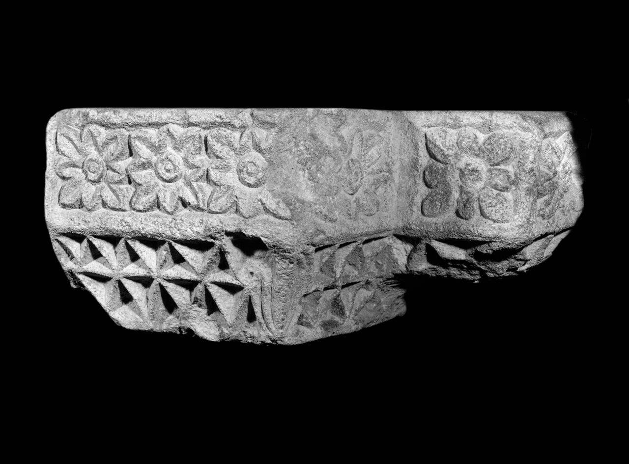 Base d'imposta d'angolo a decoro vegetale e geometrico (base d'imposta) di Scultore - ambito lombardo (fine sec. XI)