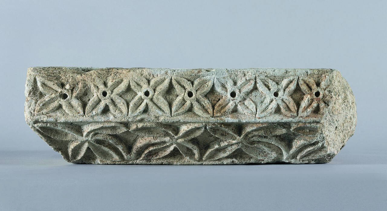 Base d'imposta, decorata su due ordini, frammentaria (pulvino, frammento di) di Scultore - ambito lombardo (fine sec. XI)