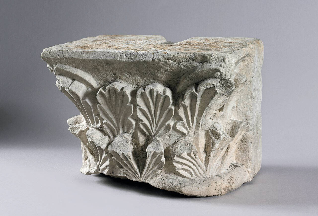 Capitello di semi colonna a due ordini di foglie palmate (capitello) di Scultore - ambito lombardo (fine sec. XI)