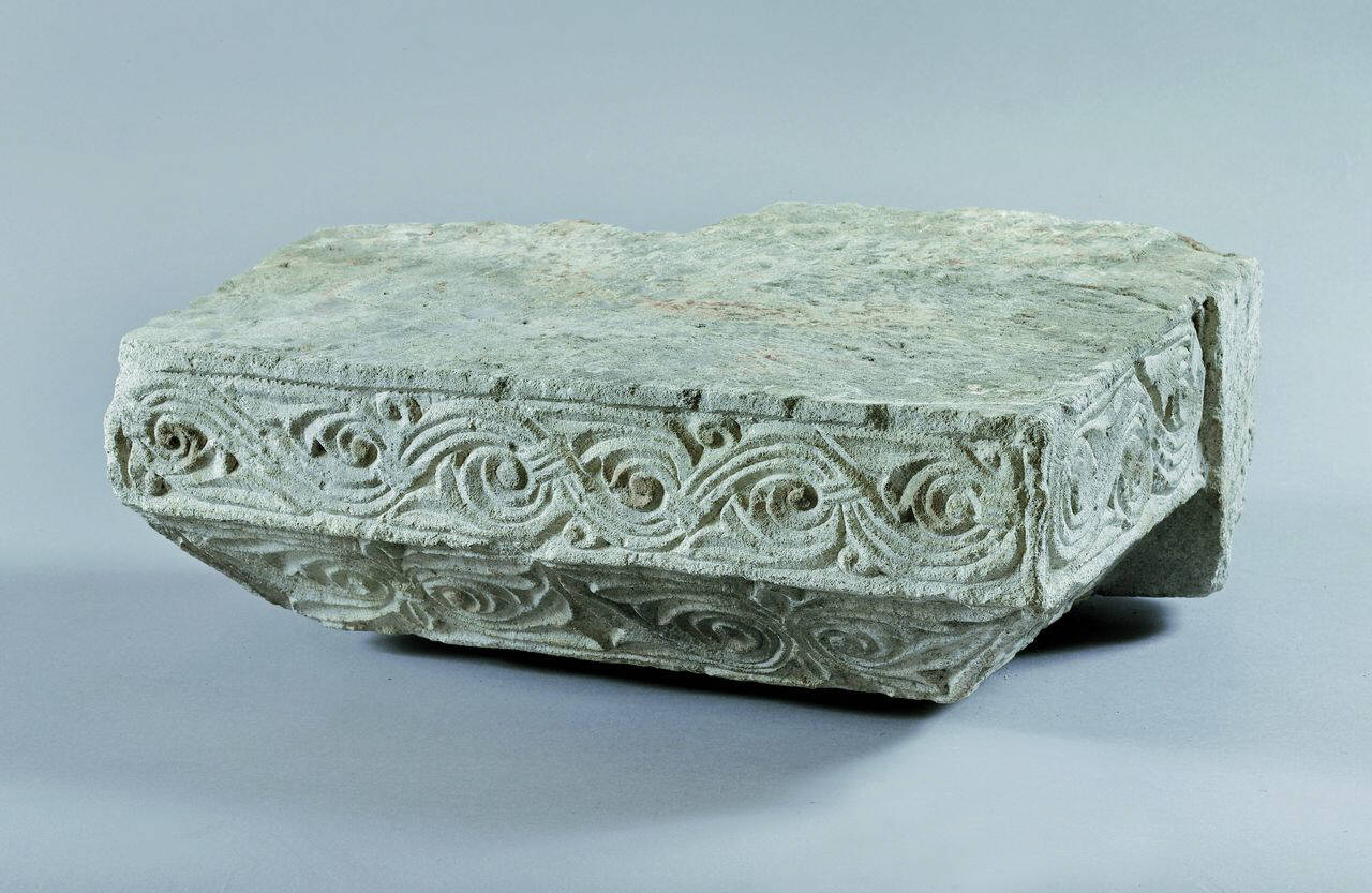 Base d'imposta con motivi fitomorfi disposti su due ordini (base d'imposta) di Scultore - ambito lombardo (fine sec. XI)