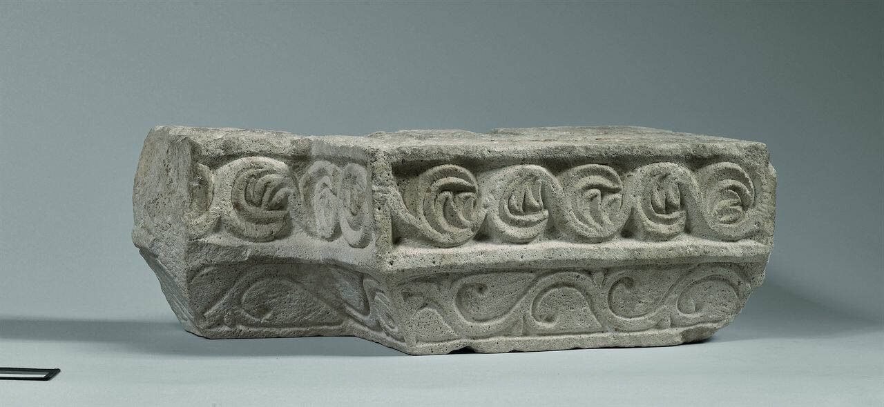 Base d'imposta angolare decorata su due facce (base d'imposta) di Scultore - ambito lombardo (fine sec. XI)