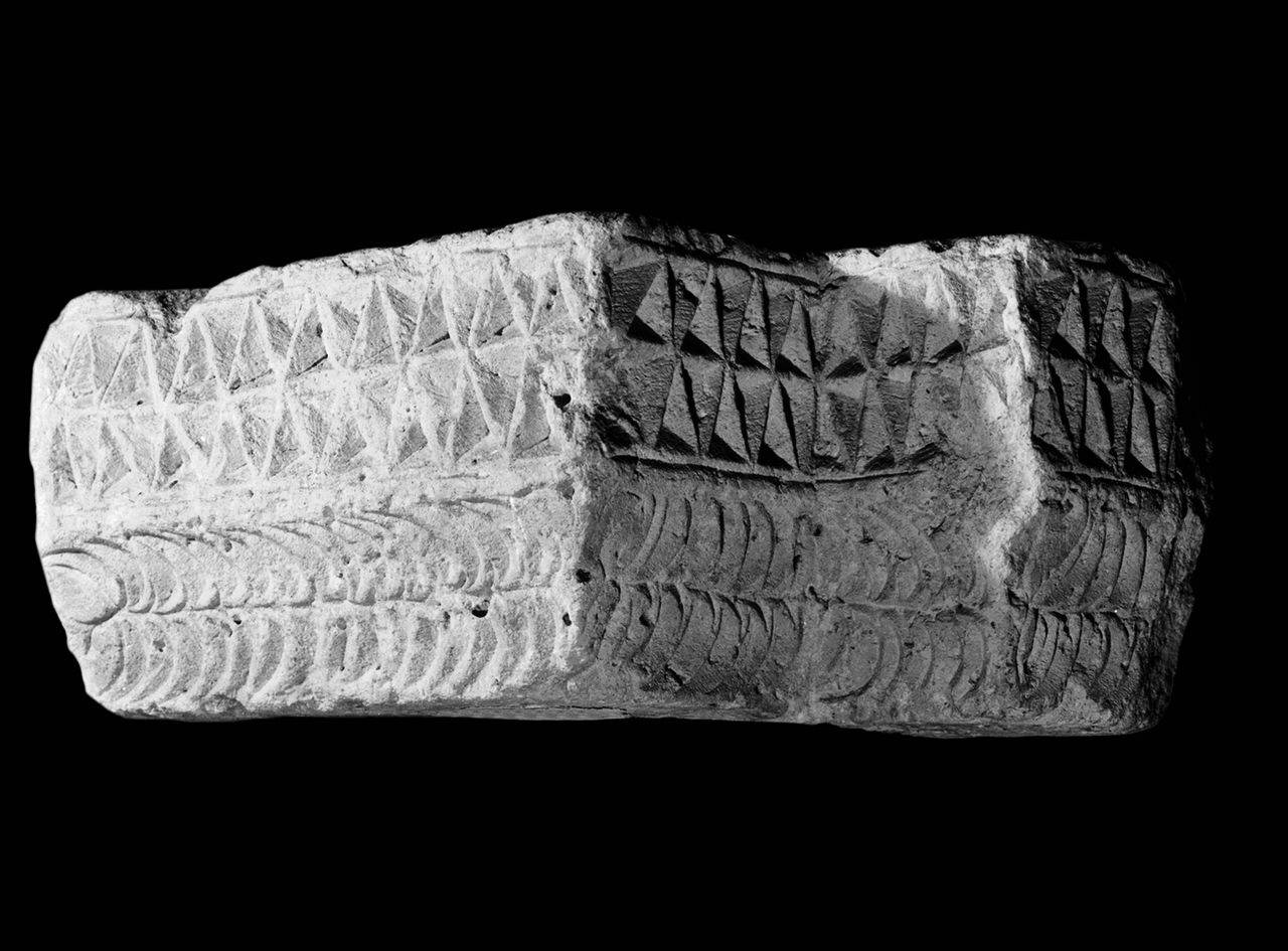 Base d'imposta decorata a motivi geometrici (pulvino, frammento di) di Scultore - ambito lombardo (fine sec. XI)