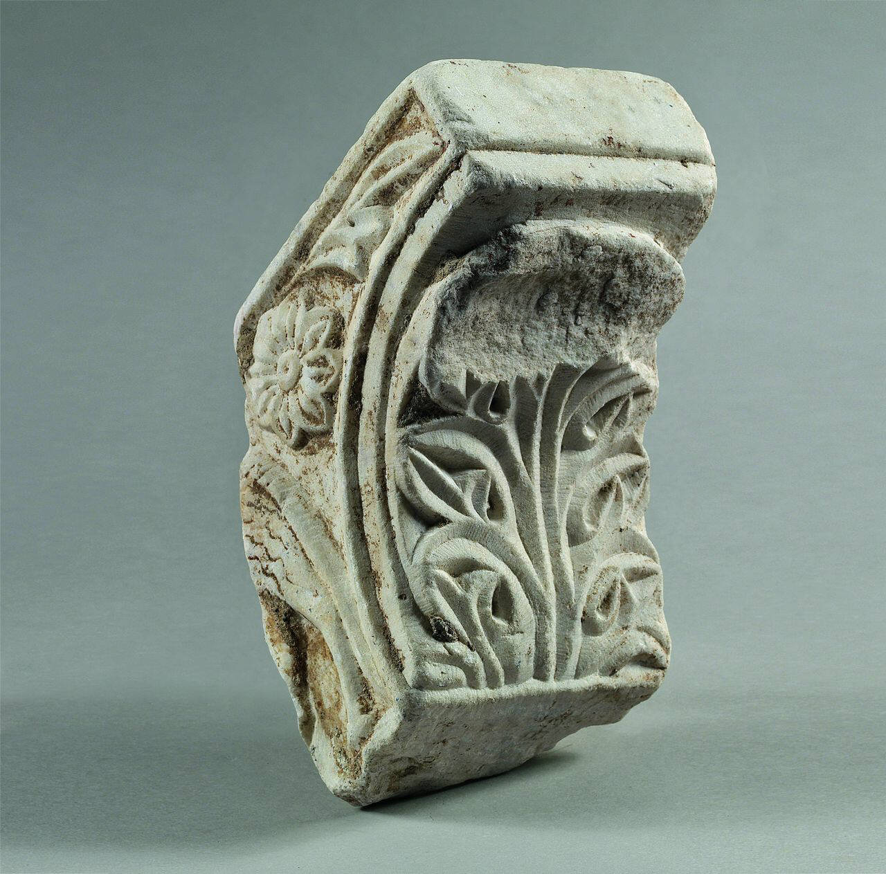 Mensola frammentaria con pistrice e agnello ai lati (mensola, frammento di) di Scultore - ambito lombardo (prima metà sec. VIII)