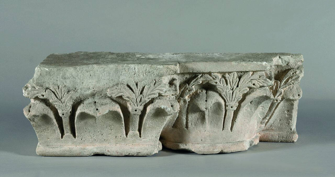 Capitello di pilastro a tre sezioni con echino a foglie d'acqua alternate a alberi. (capitello di pilastro composito) di Scultore - ambito lombardo (fine/ inizio sec. XII)