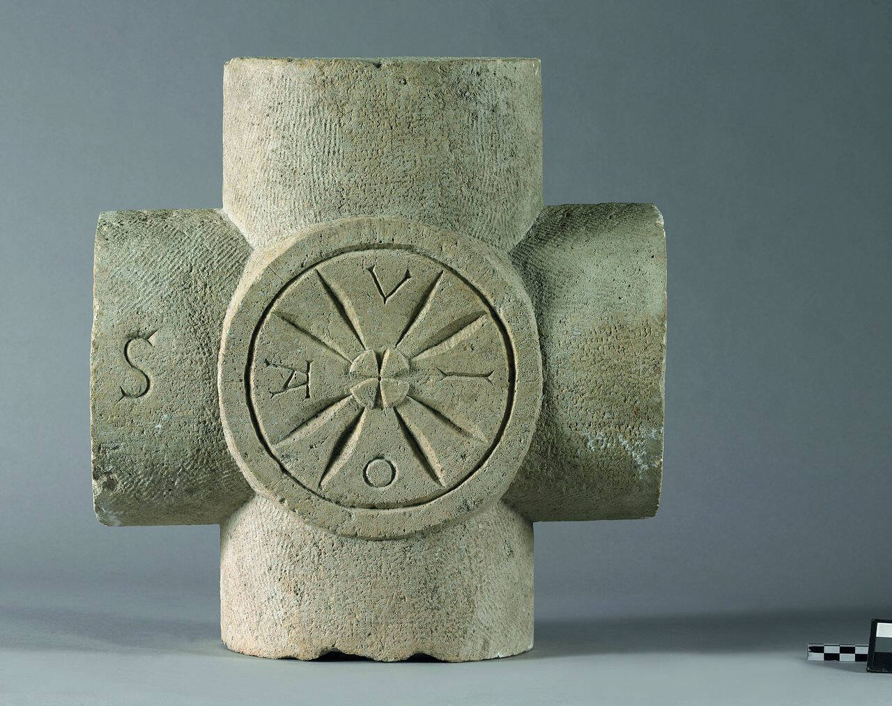 Chiave di volta con cinque lettere incise: S, A, V, I, O (chiave di volta) di Scultore - ambito lombardo (fine/inizio sec. XII)