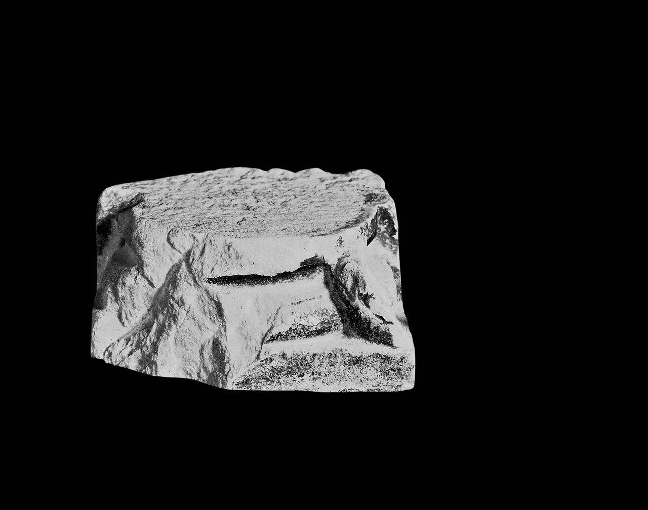 Base di pilastro ?, frammentaria con unghioni (base di pilastro ?, frammneto di) di Scultore - ambito lombardo (fine/inizio sec. XII)