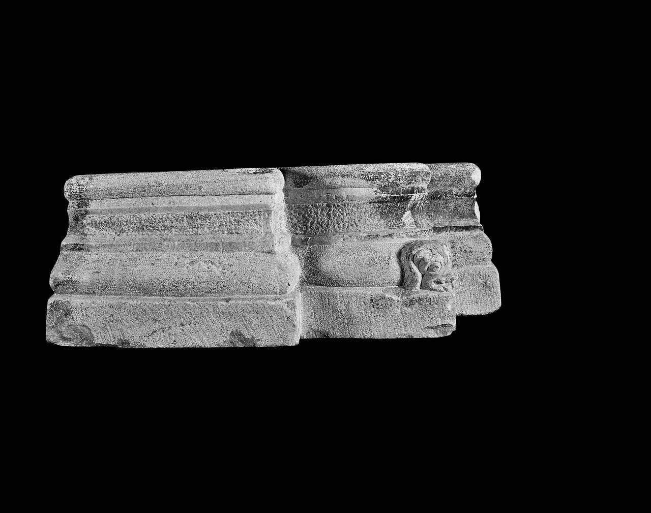 Base di pilastro a tre sezioni (base di pilastro) di Scultore - ambito lombardo (fine-prima metà sec. XIII sec. XII)