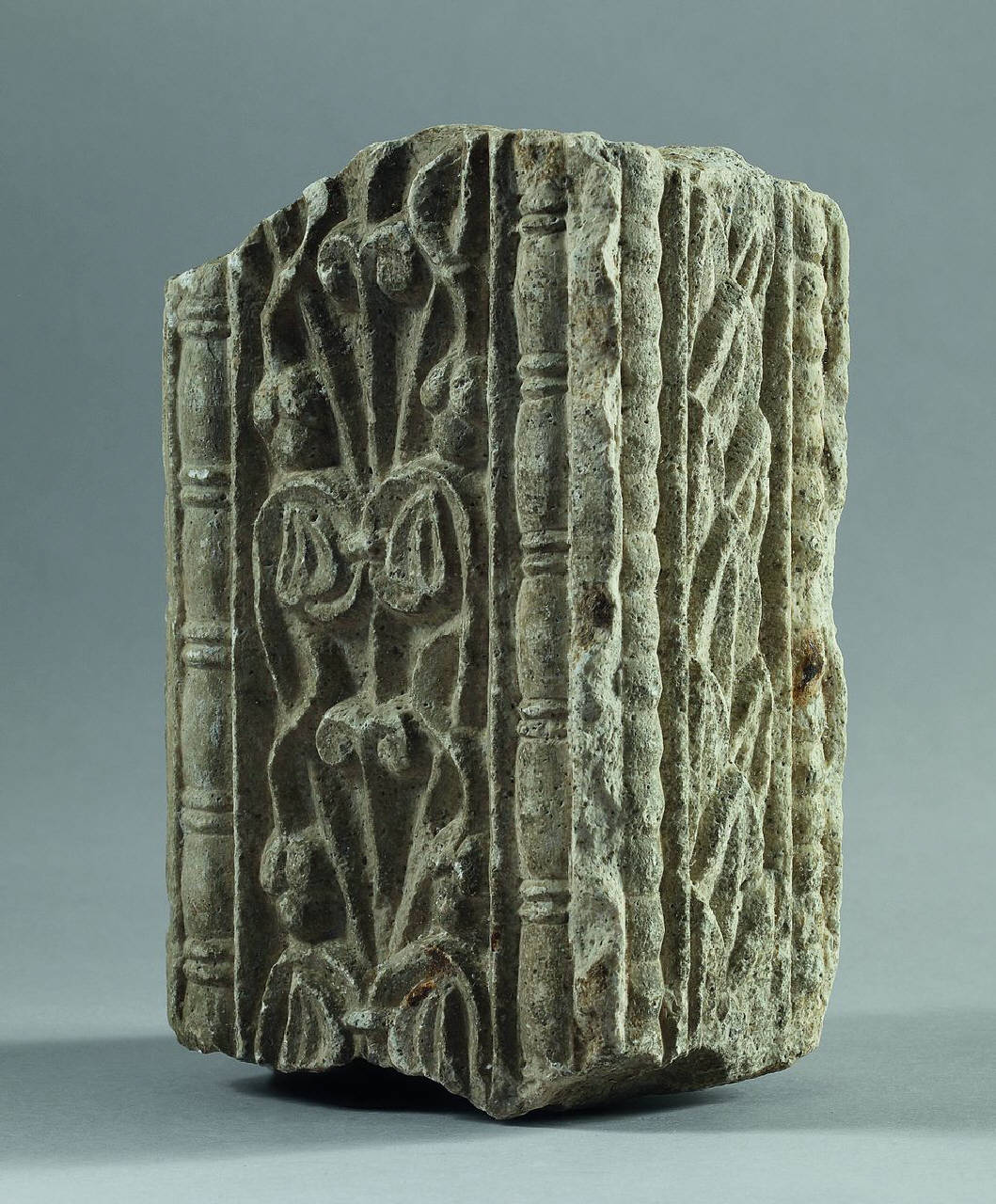 Stipite sinistro decorato su due lati, frammentario (stipite, frammento di) di Scultore - ambito lombardo (prima metà sec. VIII)