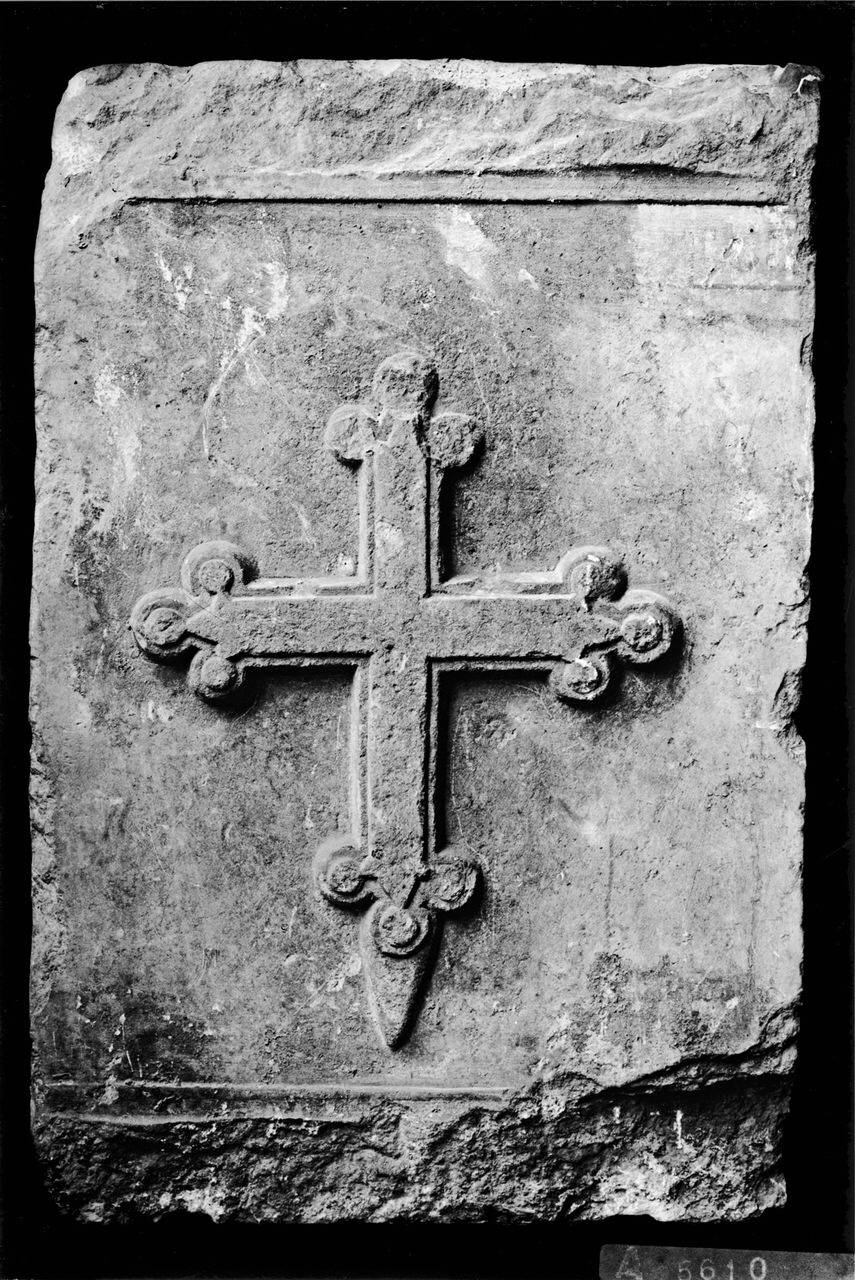 Lastra con la croce di San Giacomo di Compostela (sarcofago, fianco di) di Scultore - ambito lombardo (seconda metà sec. XIV)