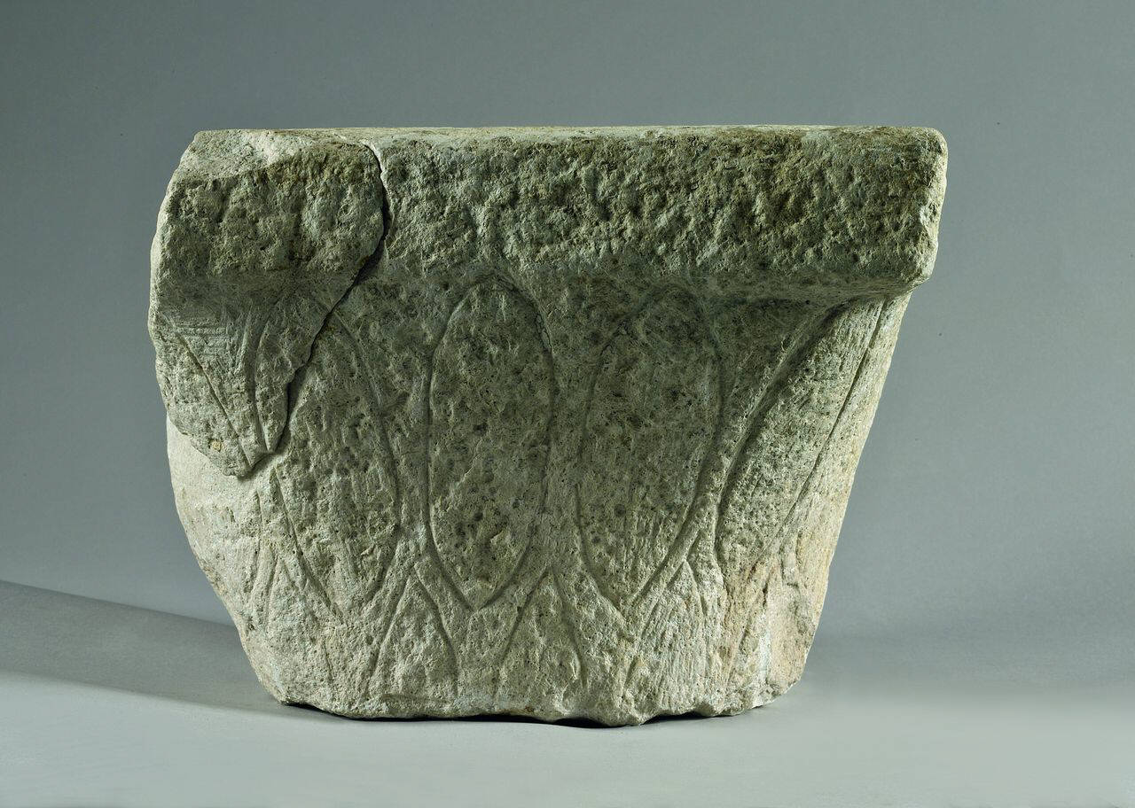 Capitello a due ordini di foglie lanciformi, sbozzato (capitello) di Scultore - ambito lombardo (fine/inizio sec. VI)