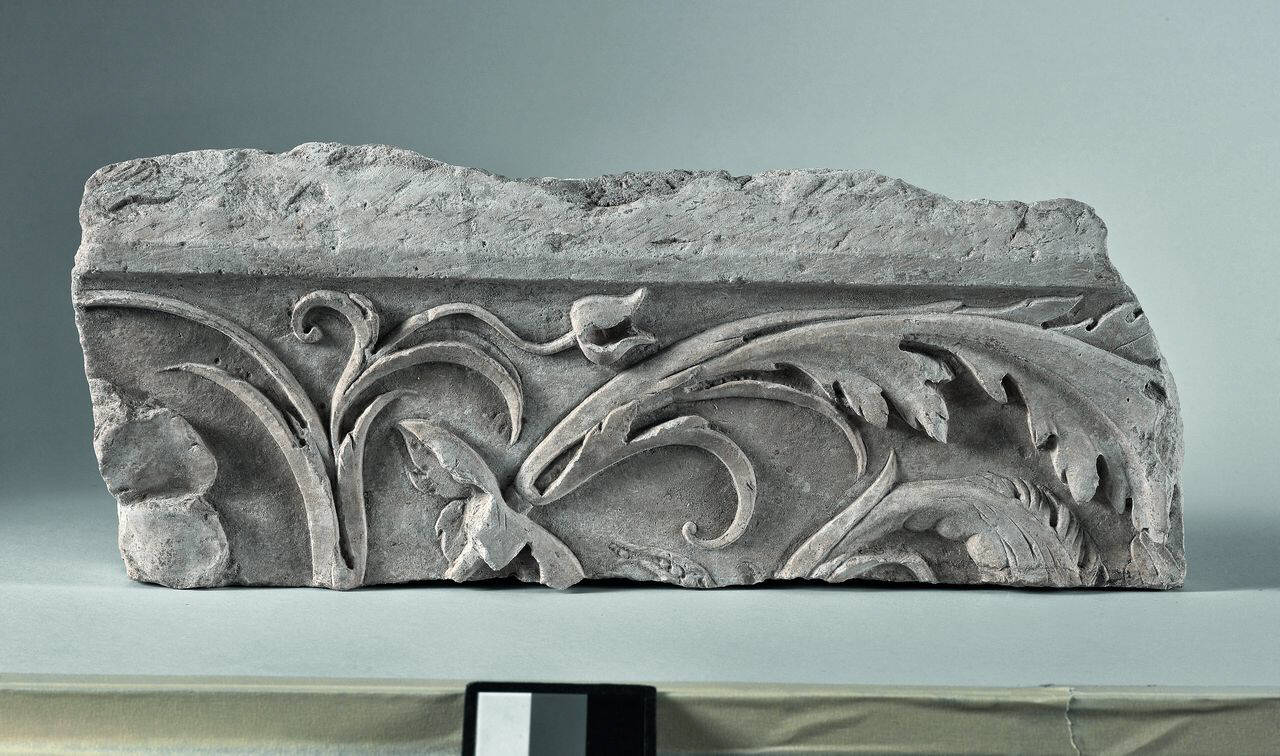Cornice decorata con girale e delfino?, frammentaria (cornice, frammento di) di Scultore - ambito lombardo (fine/inizio sec. XV)