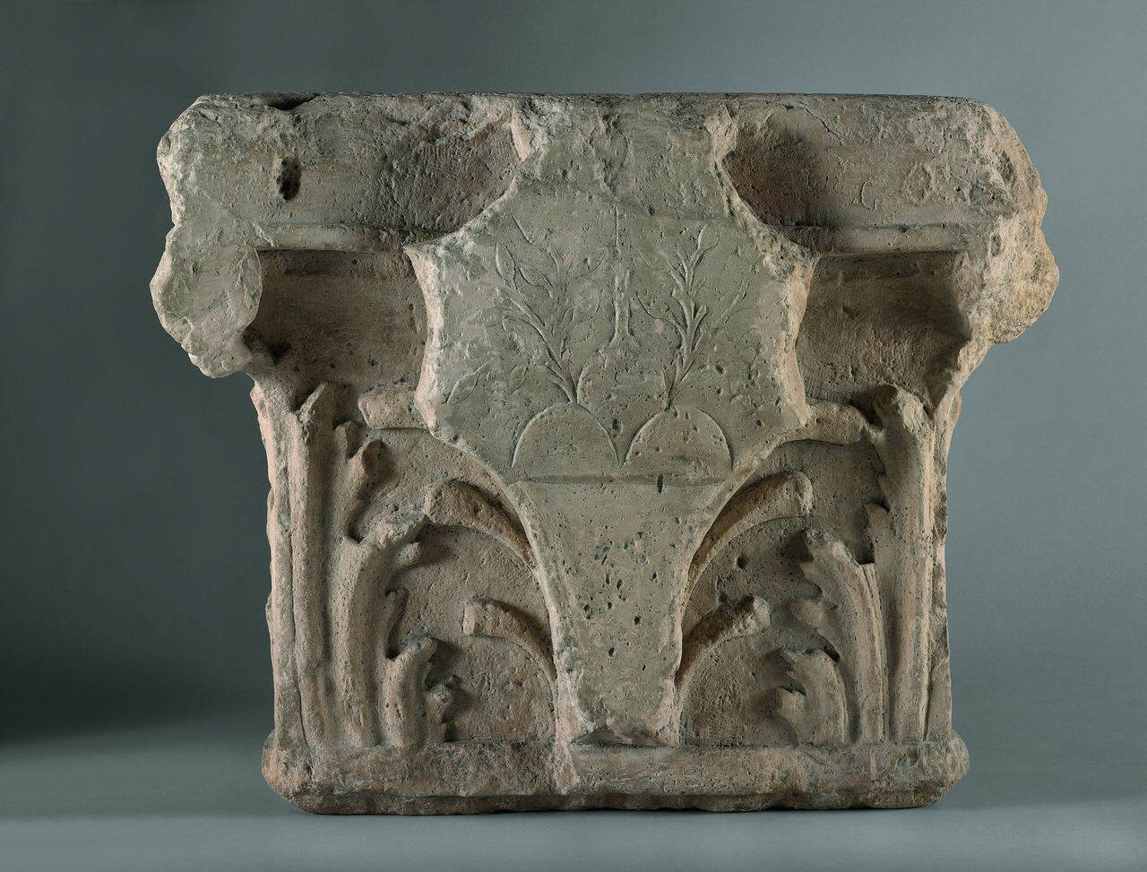 Capitello di lesena con scudo: stemma ordine degli Olivetani (semi capitello) di Scultore - ambito lombardo (seconda metà sec. XV)