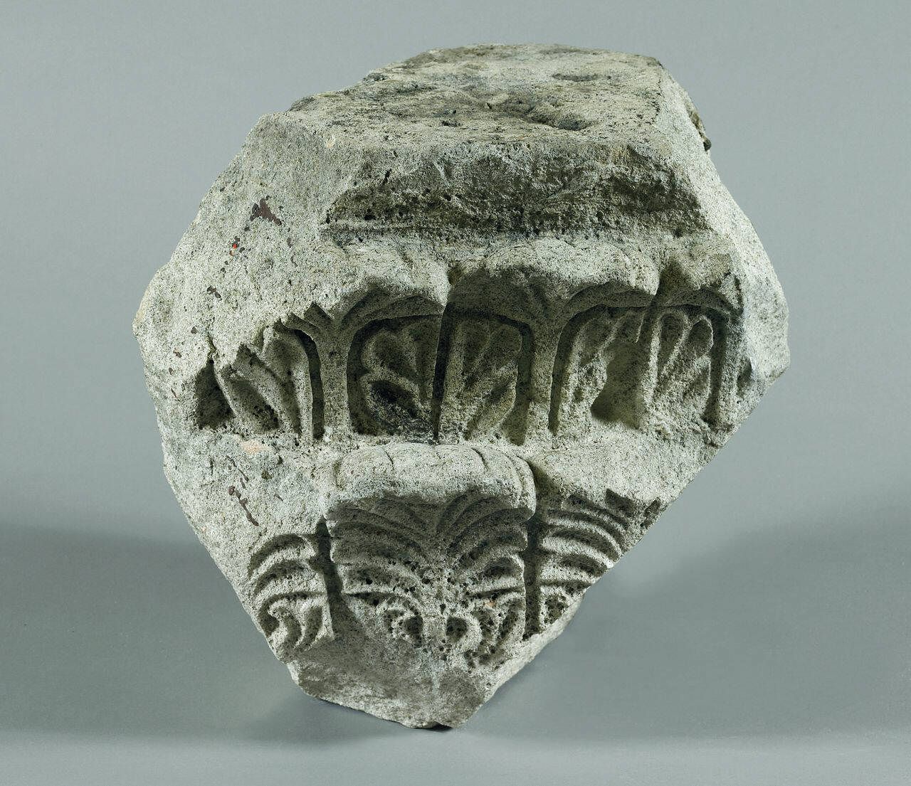 Frammento di semicapitello con palmette (semi capitello, frammento di) di Scultore - ambito lombardo (inizio sec. XII)