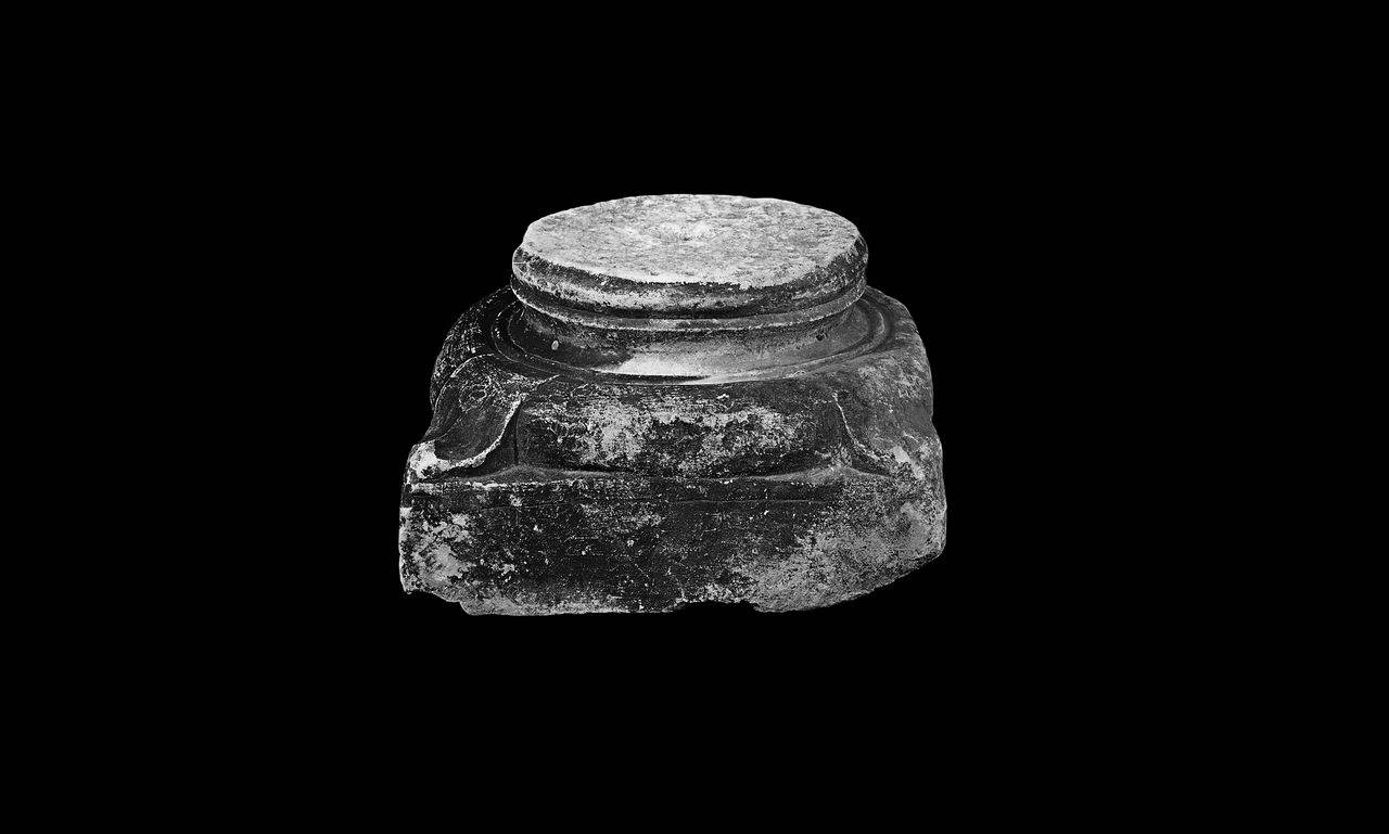 Base di colonna unghiata (base di colonna) di Scultore - ambito lombardo (fine/inizio sec. XIV)